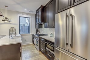 Fridge, microwave, oven, stovetop - New! Quiet 2 Bedroom in Central Austin Close to DT (Austin)