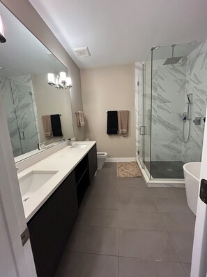 Toallas y papel de baño 