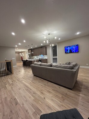 Living area - Spacious 3-bedroom apartment in excellent Chicago neighborhood (Chicago)