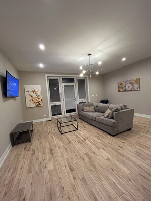 Living area - Spacious 3-bedroom apartment in excellent Chicago neighborhood (Chicago)