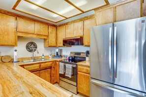 Een koelkast, een magnetron, een kookplaat, een vaatwasser