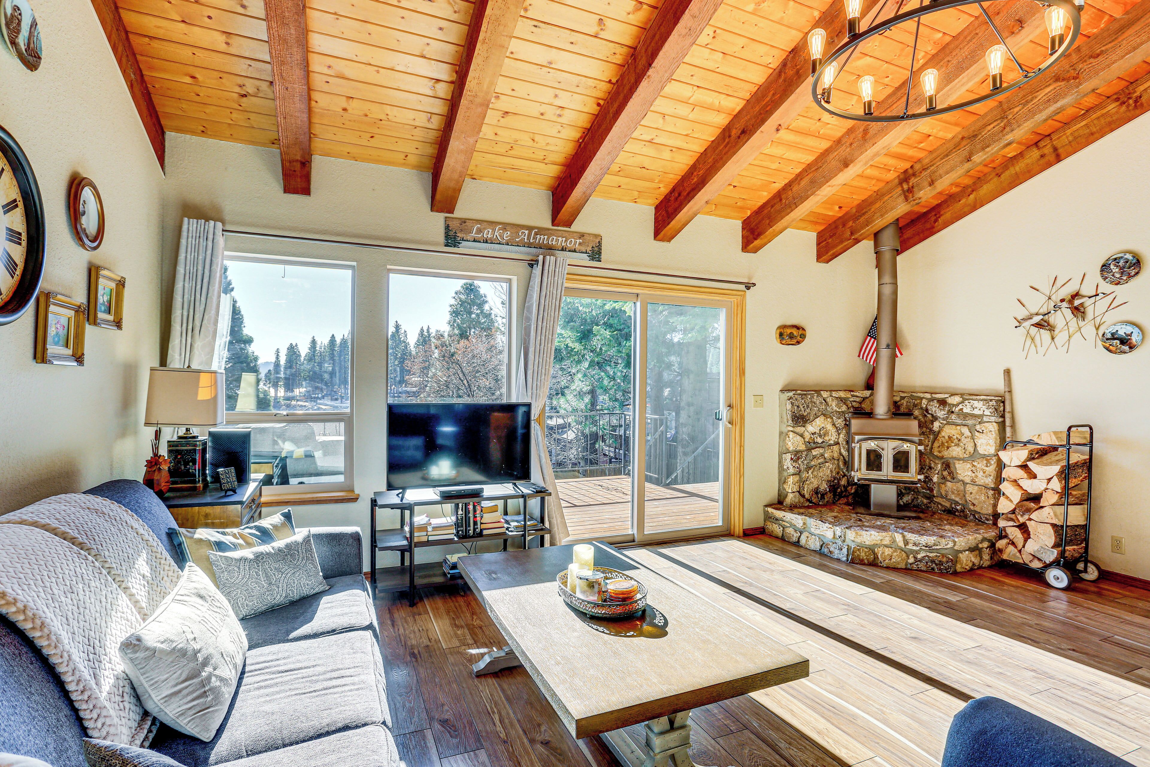 Télévision, cheminée