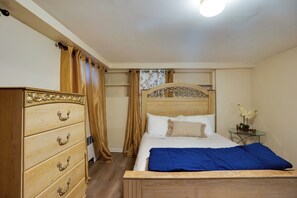 1 bedroom, desk, iron/ironing board, travel cot - 1 Mi to UBS Arena! Pet-Friendly Elmont Apartment (Elmont)