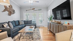 Ein Wohnzimmer mit Sofa, Couchtisch und Fernseher.
