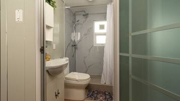 Douche, serviettes fournies, papier toilette