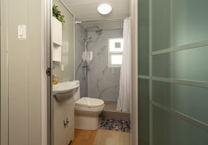 Douche, serviettes fournies, papier toilette