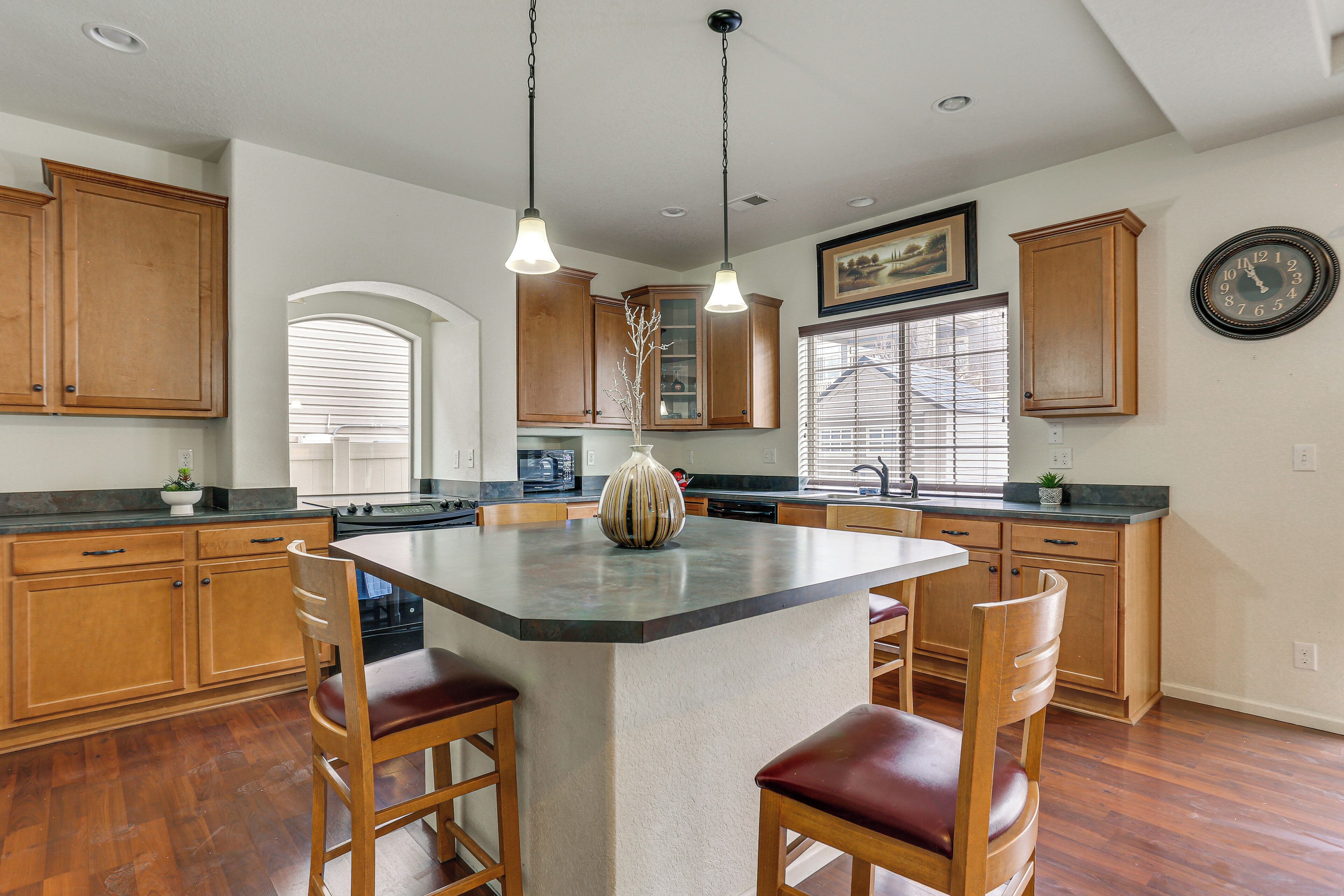 Coffee/tea maker, cookware/dishes/utensils