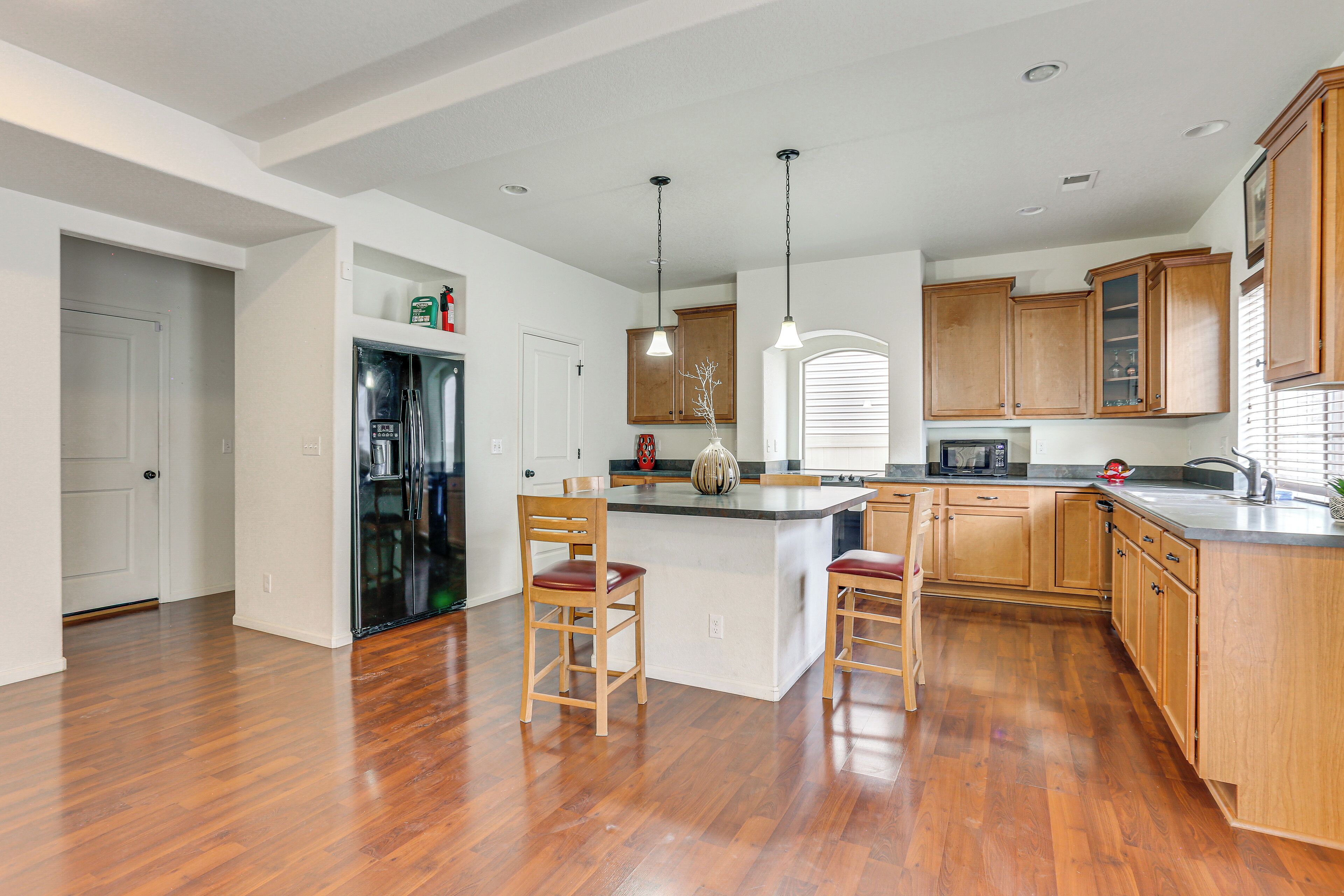 Coffee/tea maker, cookware/dishes/utensils