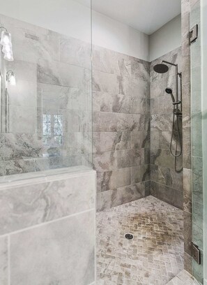 Shower, hair dryer, towels, shampoo - Tide and Terrace (Jekyll Island)