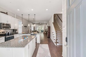 Fridge, microwave, oven, stovetop - Tide and Terrace (Jekyll Island)