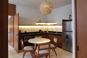 Superior Apartment, 2 Bedrooms | Private kitchen - Hotel Serenata Santa Lucia (Mérida)