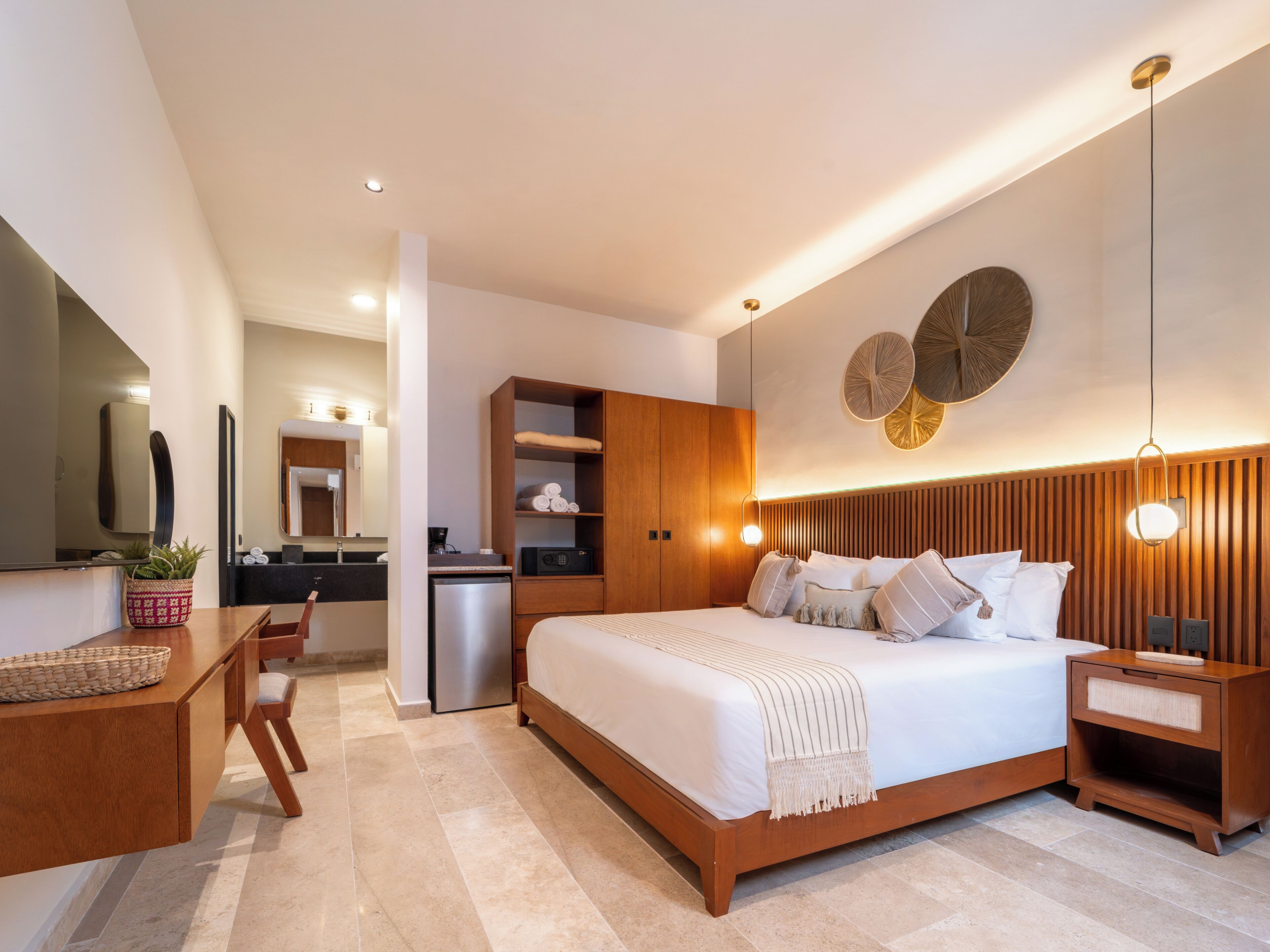 Classic Room | In-room safe, desk, laptop workspace, blackout drapes