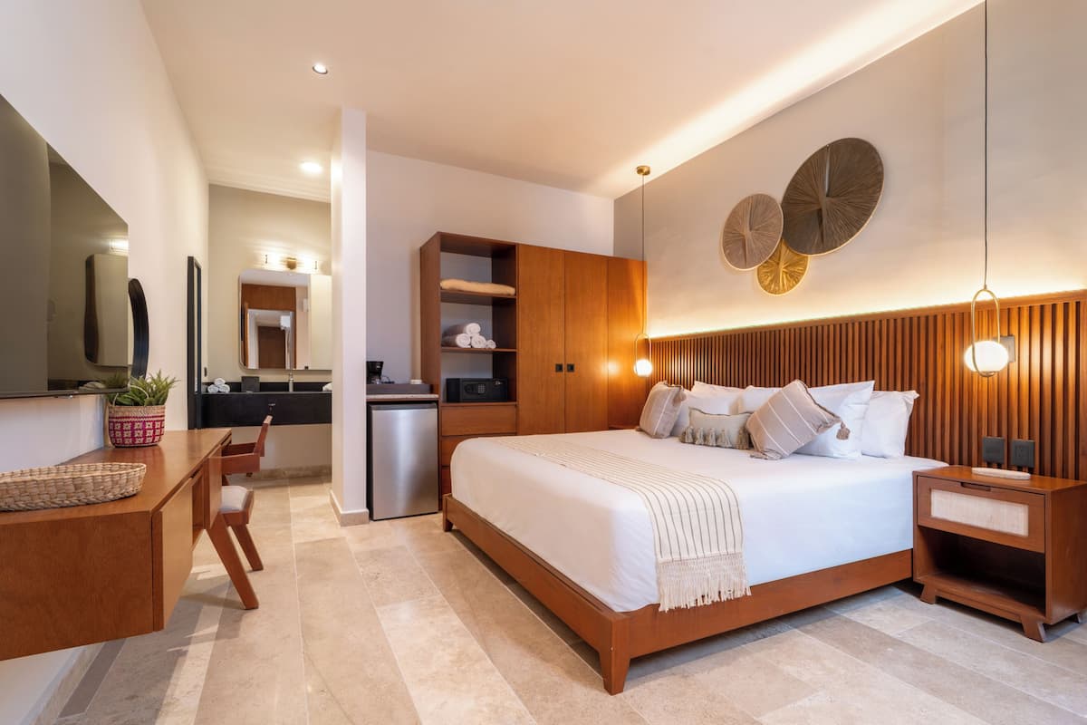 Classic Room | In-room safe, desk, laptop workspace, blackout drapes