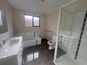 Dusch, hårtork, handdukar och tvål