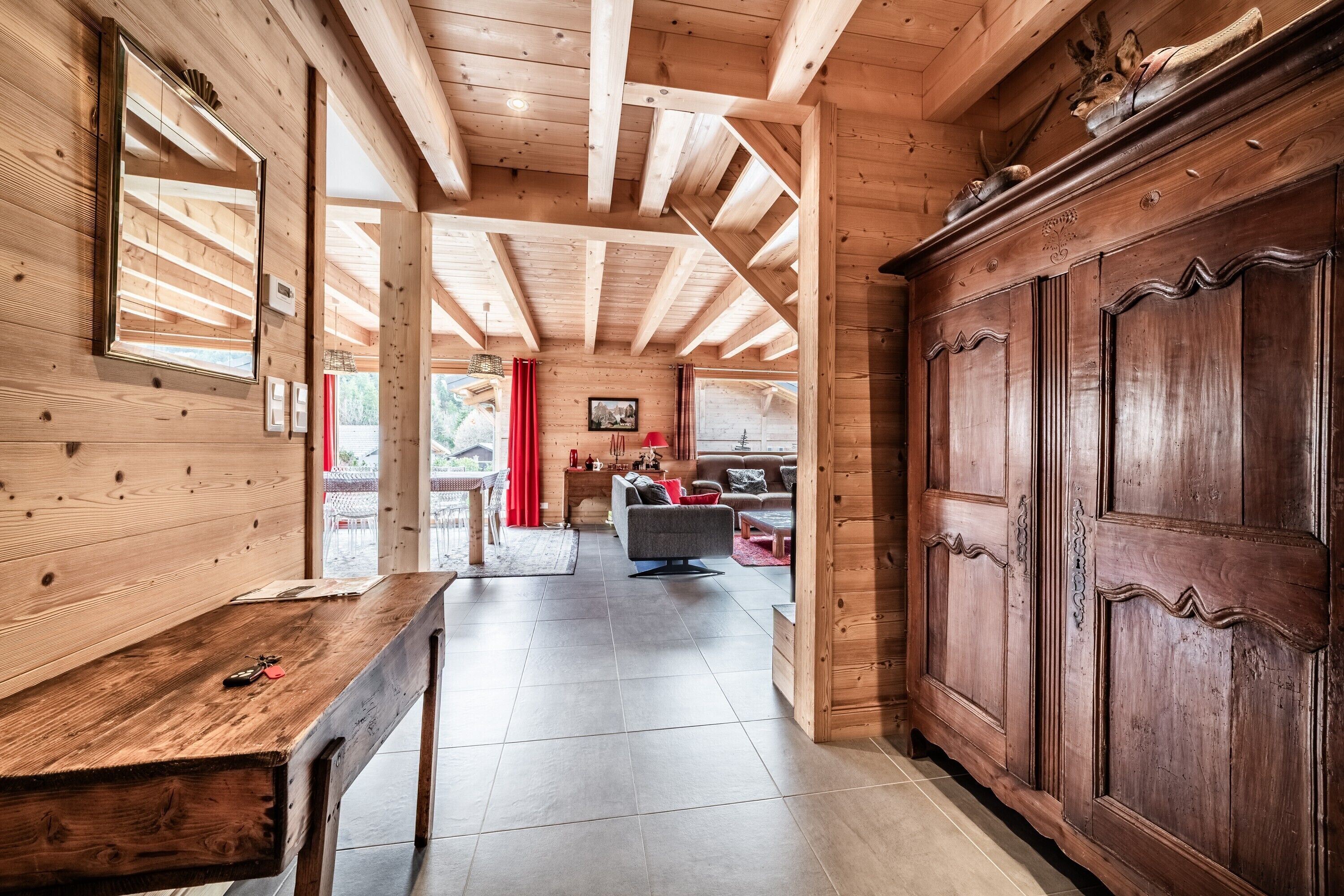 Fernseher, Kamin, DVD-Player