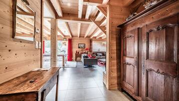 テレビ、暖炉、DVD プレーヤー