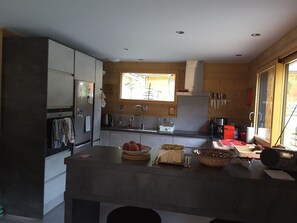 Frigorífico, microondas, horno y placa de cocina