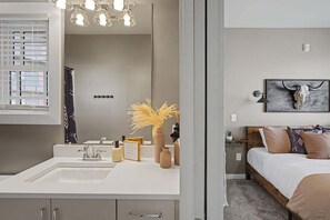 2 slaapkamers, een bureau, een strijkplank/strijkijzer, wifi
