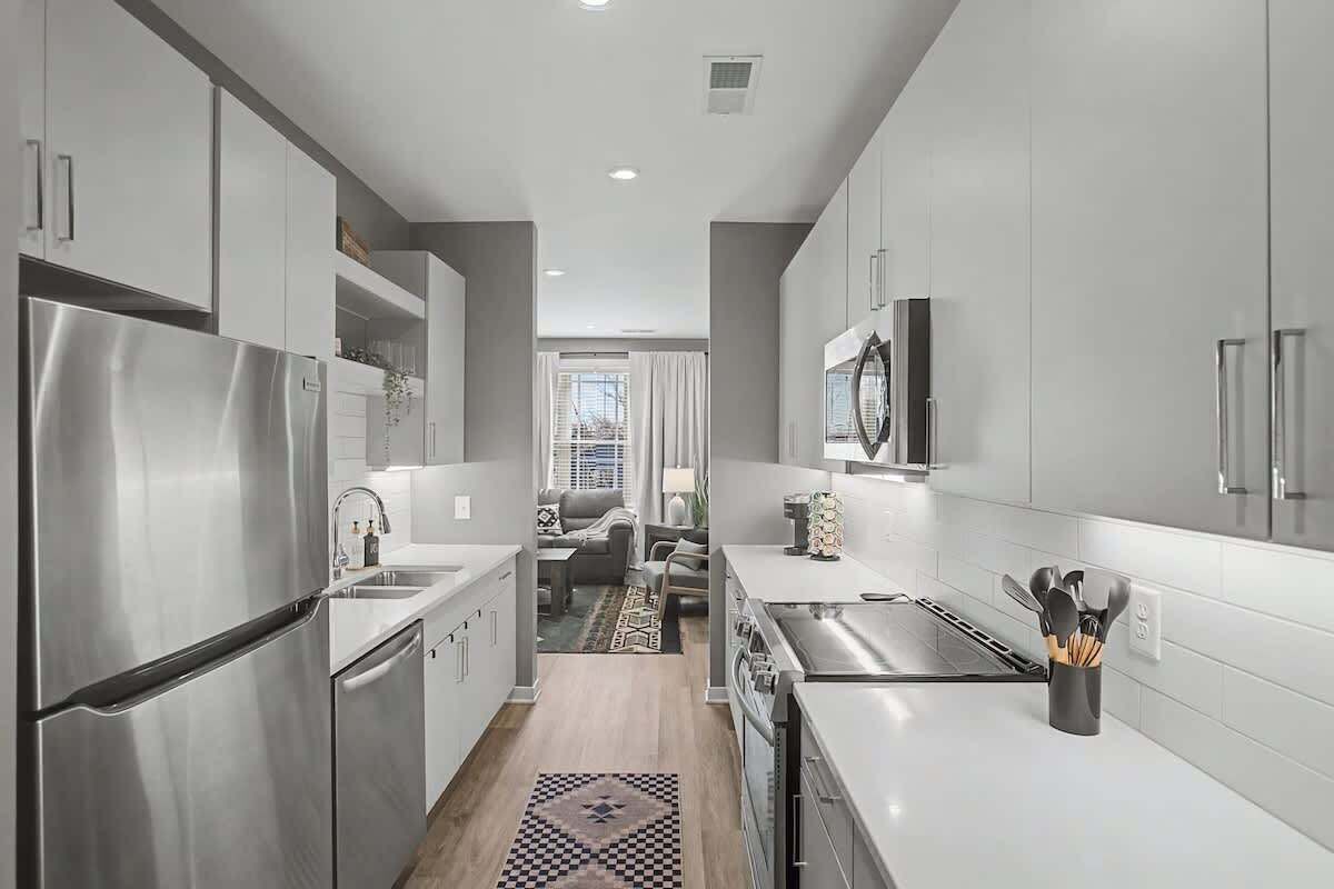 Frigorífico, microondas, horno y placa de cocina