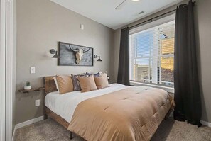 2 bedrooms, desk, iron/ironing board, WiFi - 2BR Condo in Walkable Area & 5 mins to Broadway! (Nashville)