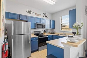 Fridge, microwave, oven, stovetop - Cozy 4BR Near Disney with Shared Pool, Arcade & Gym (Davenport)