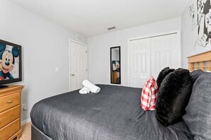 4 habitaciones, tabla de planchar con plancha, wifi y ropa de cama 