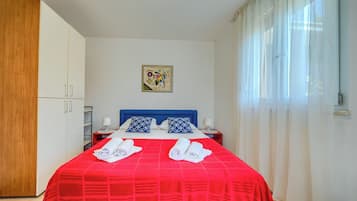 Apartment | Laptop workspace, iron/ironing board, free WiFi