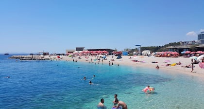 Comfortable apartments Obad, 4 min walk to Znjan beach