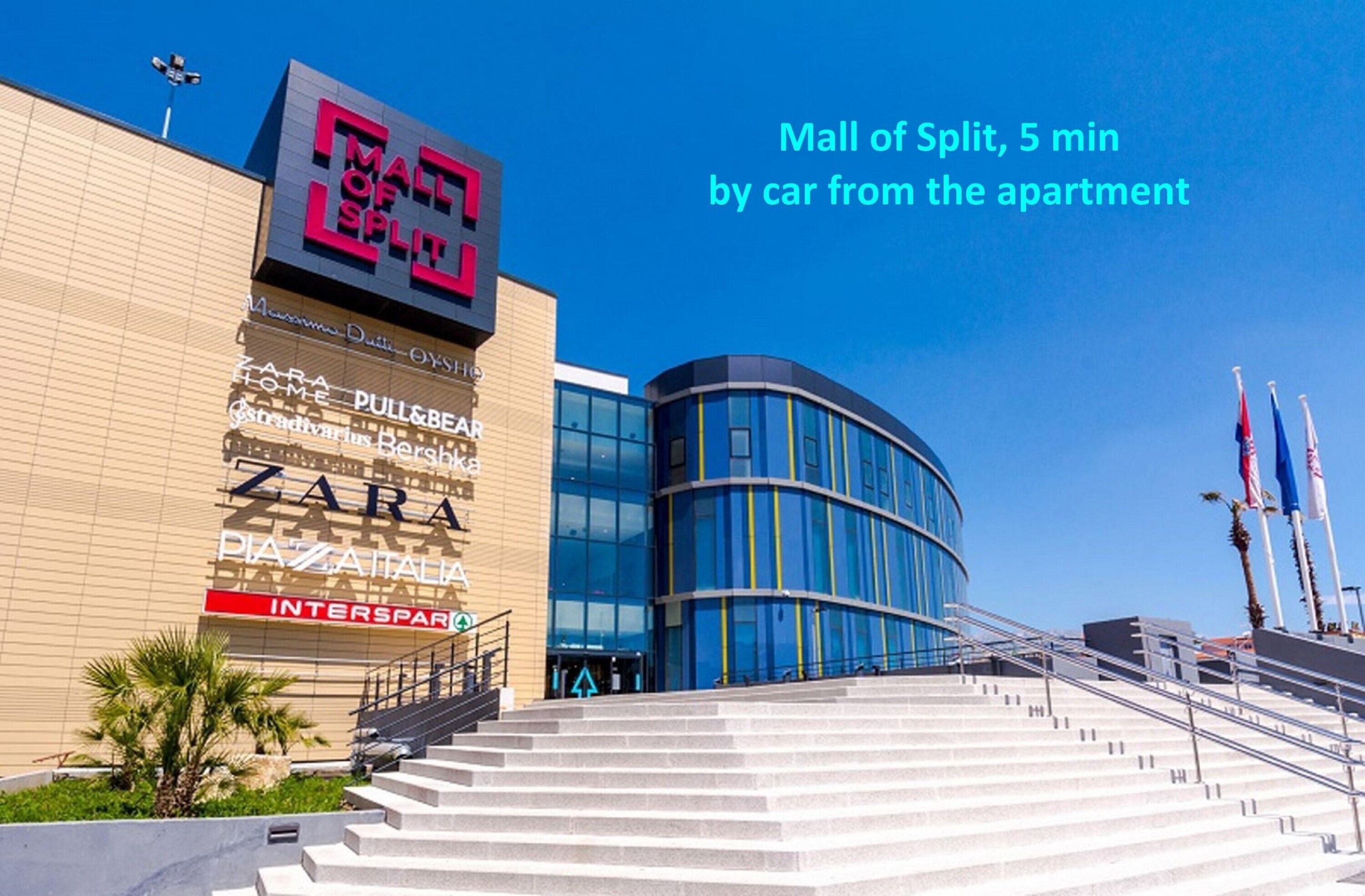 Un bâtiment moderne, facilement reconnaissable grâce à son grand panneau indiquant le « Mall of Split », qui abrite des enseignes telles que Zara et Interspare.