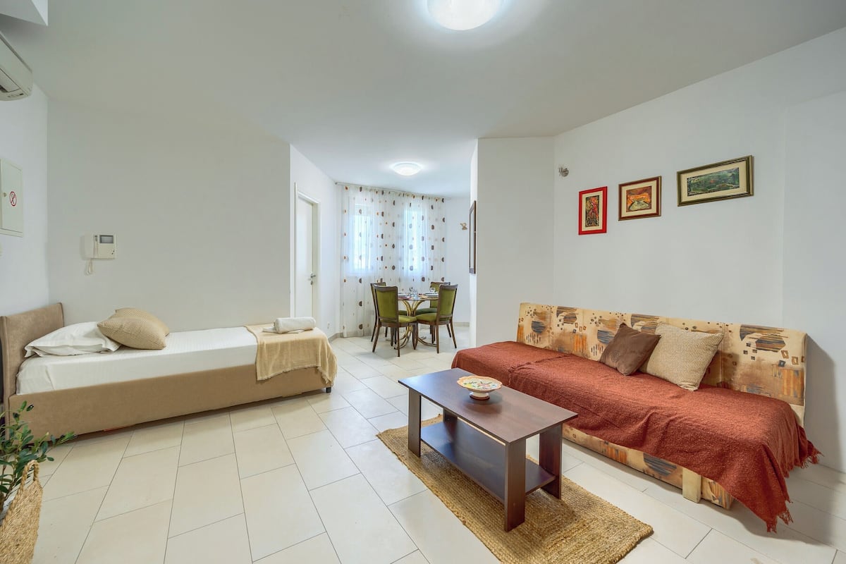 Apartment | Laptop workspace, iron/ironing board, free WiFi