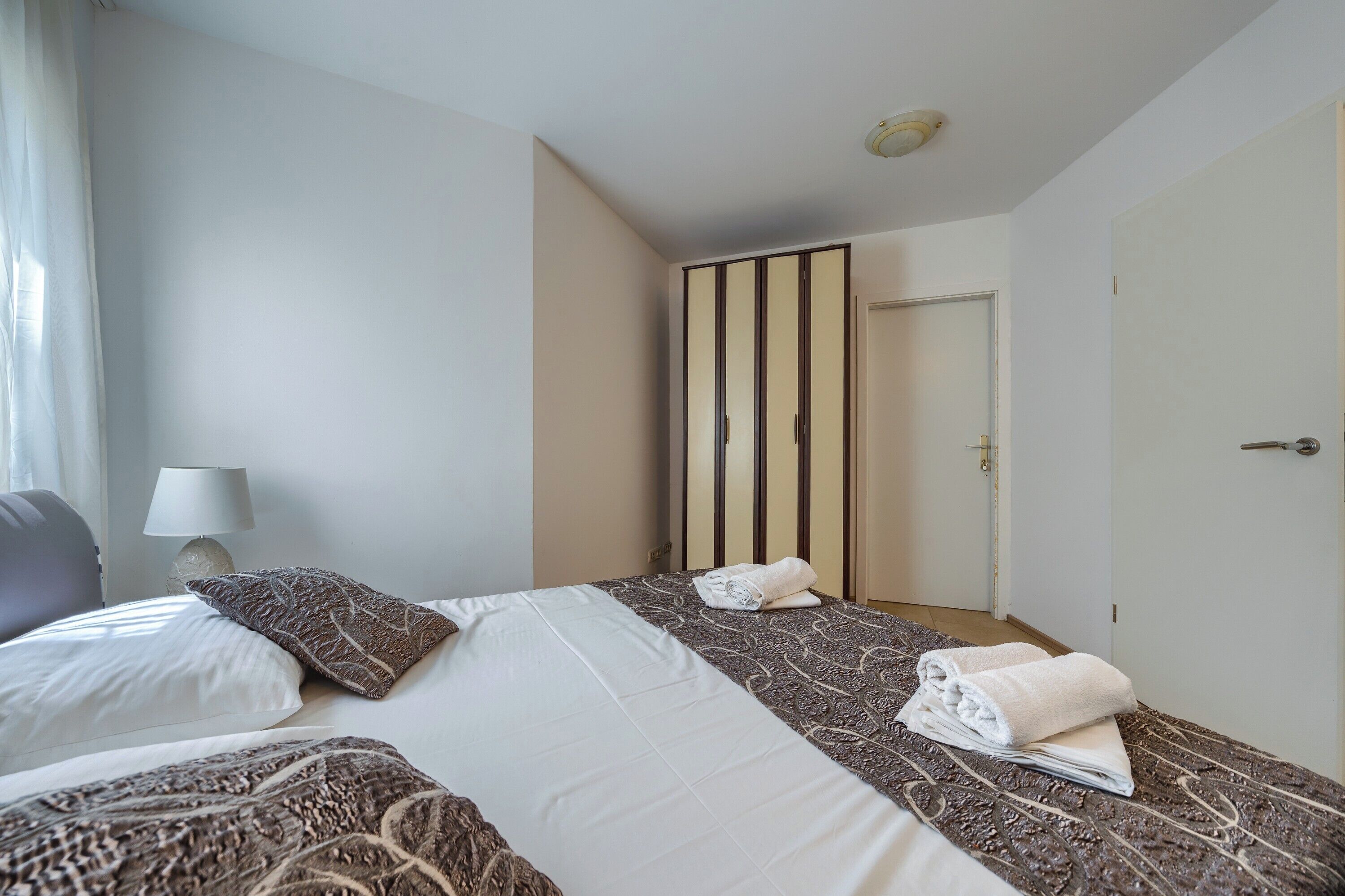 مساحة عمل للكمبيوتر المحمول ومكواة/لوح كي وواي فاي مجانًا