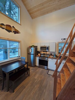 Kühlschrank, Mikrowelle, Ofen, Herdplatte