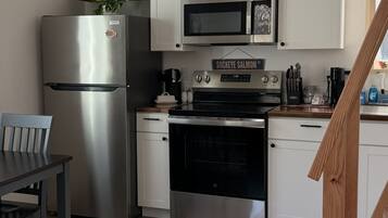 Geladeira, micro-ondas, fogão, cooktop