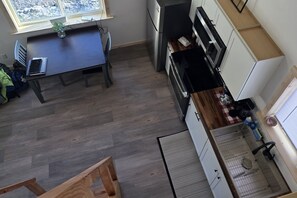 Réfrigérateur, micro-ondes, four, plaque de cuisson