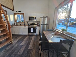 Jääkaappi, mikroaaltouuni, uuni, liesi