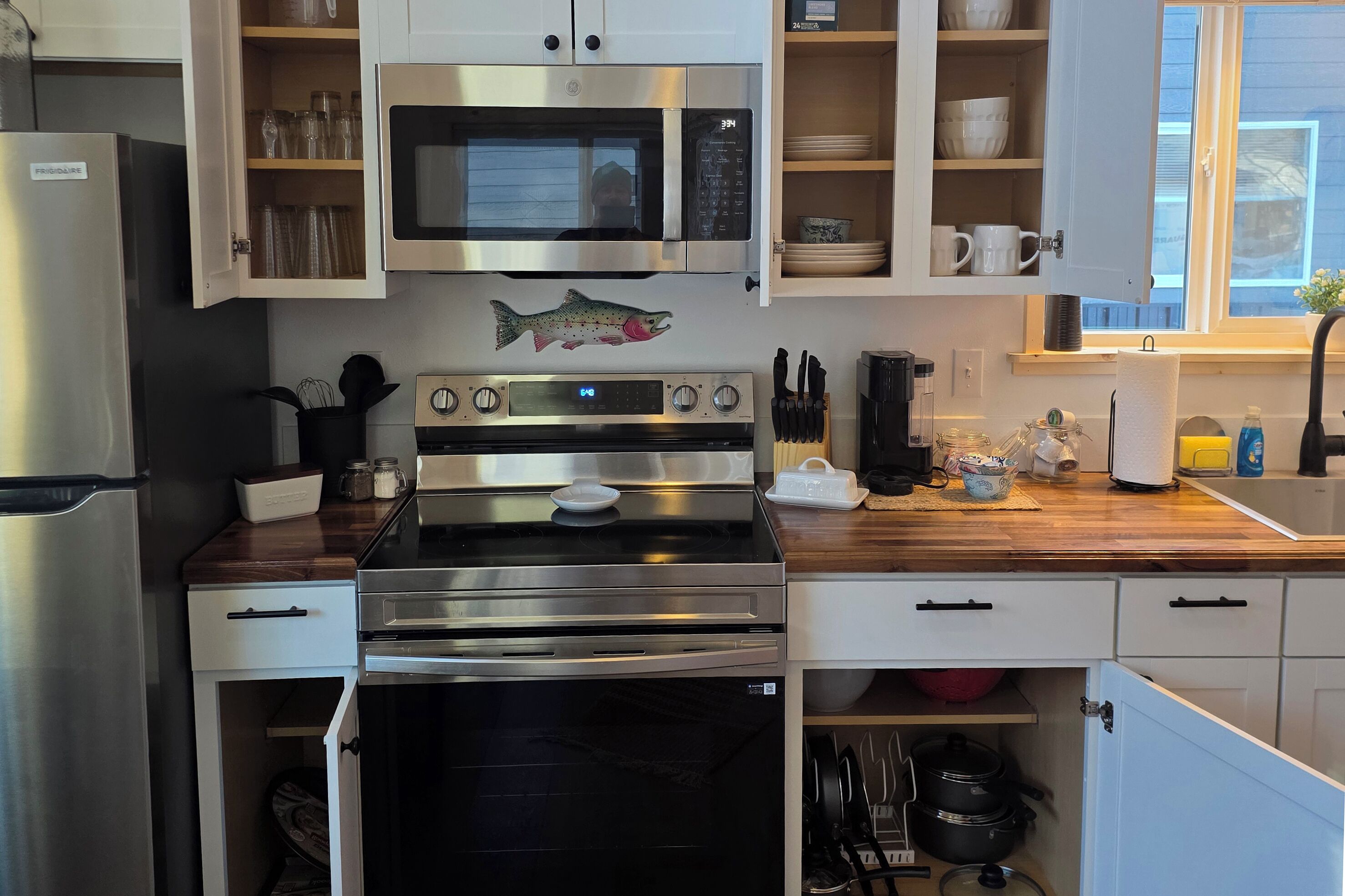Een koelkast, een magnetron, een oven, een kookplaat