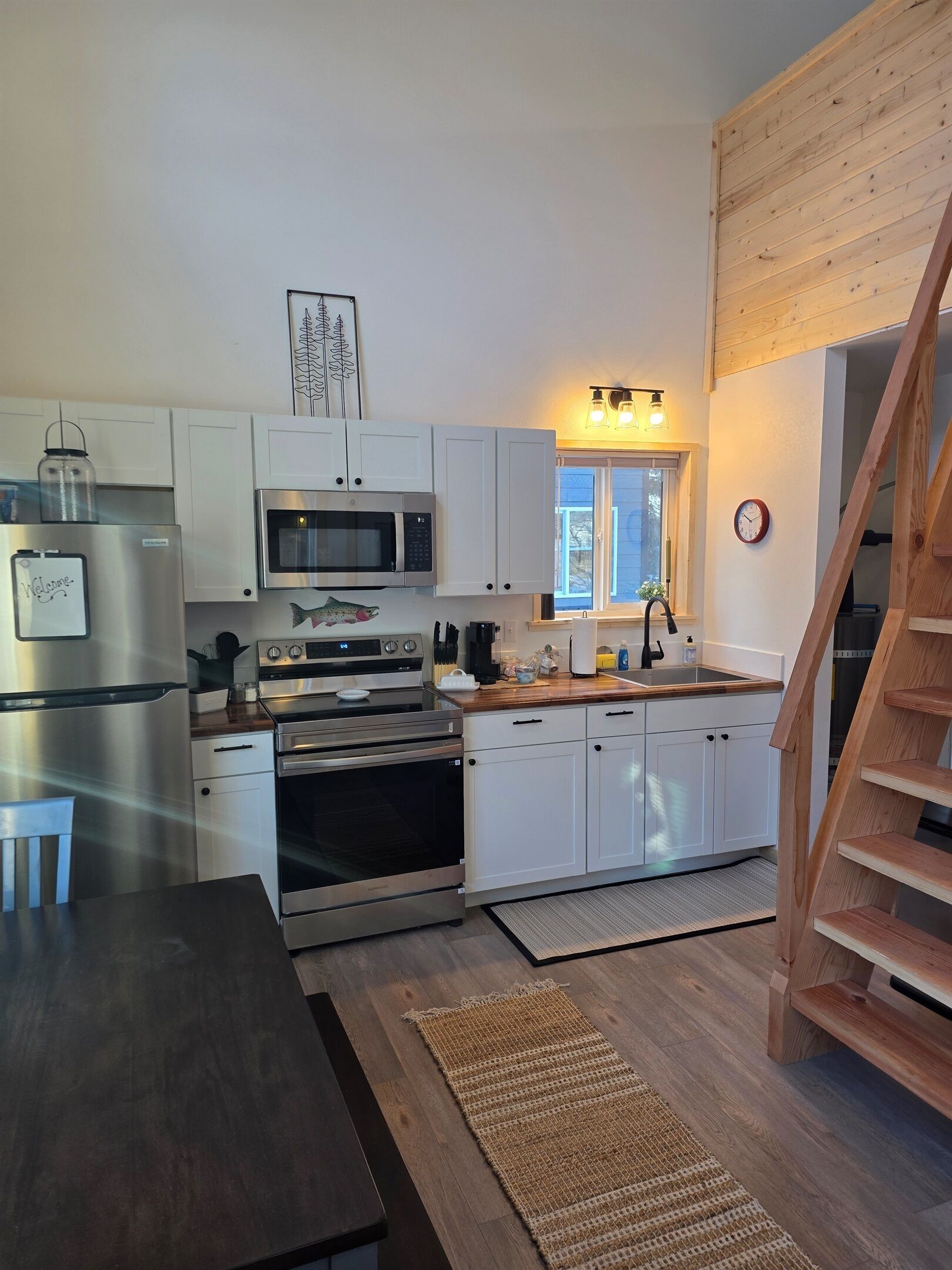 Kylskåp, mikrovågsugn, ugn och spishäll