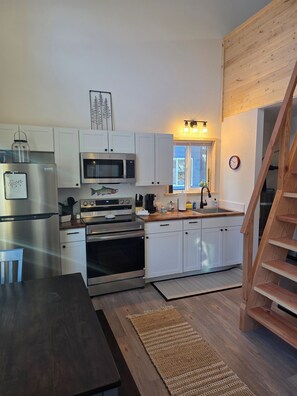 Jääkaappi, mikroaaltouuni, uuni, liesi