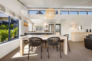 Dining - Cosy 2-Bedroom Cottage with Balcony & BBQ (Wānaka)
