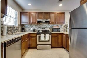 Private kitchen - Fabulous 3-bedroom house with AC in vibrant Austin (Austin)