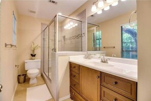 Shower, hair dryer, towels, soap - Fabulous 3-bedroom house with AC in vibrant Austin (Austin)