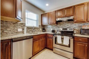 Private kitchen - Fabulous 3-bedroom house with AC in vibrant Austin (Austin)
