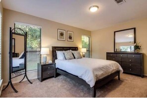 Iron/ironing board, WiFi, bed sheets - Fabulous 3-bedroom house with AC in vibrant Austin (Austin)