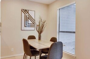 Dining - Fabulous 3-bedroom house with AC in vibrant Austin (Austin)