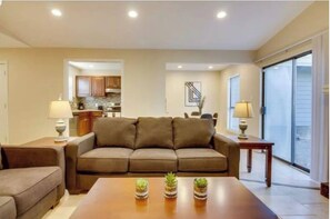 Living area - Fabulous 3-bedroom house with AC in vibrant Austin (Austin)