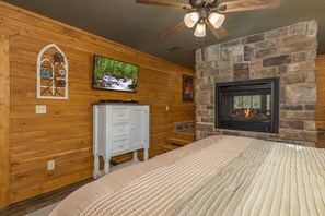 Iron/ironing board, free WiFi, bed sheets - Bear Vue Point - Luxury 3 BR Gatlinburg Chalet with King Suites, Game Loft (Gatlinburg)