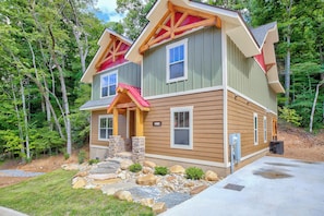 Exterior - Bears Haven – Elegant 3 BR Chalet. Game Area, Hot Tub, see through fire place (Gatlinburg)