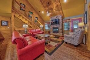 Smart TV, fireplace, video games - Break Time - Modern 5BR with hot tub, game room, air hockey and resort pool (Gatlinburg)
