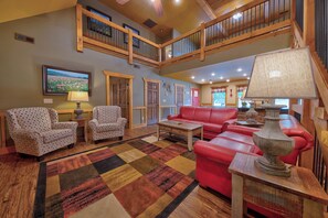 Smart TV, fireplace, video games - Break Time - Modern 5BR with hot tub, game room, air hockey and resort pool (Gatlinburg)