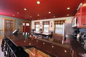 Kylskåp, mikrovågsugn, ugn och spishäll